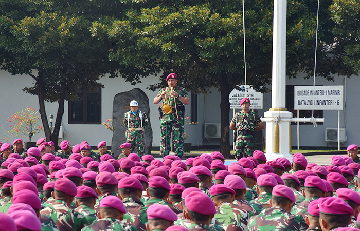 Dankormar Mayjen TNI (Mar) Endi Supardi memimpin Apel Prajurit Khusus di Sarang Petarung, Cilandak, Jakarta Selatan pada Senin (7/10). (Foto: Korps Marinir) - Image