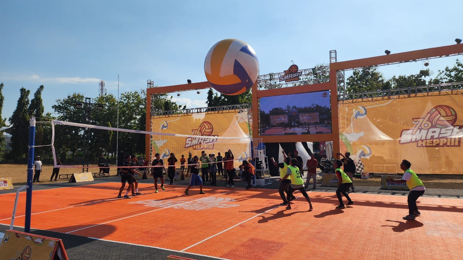 Suasana turnamen voli 76 Smash Heppiii 2024 di Probolinggo, Jawa Timur. (Istimewa) - Image