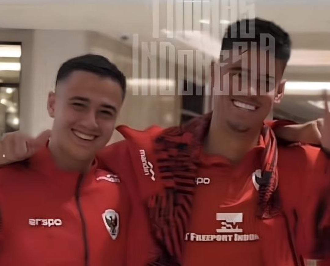 Eliano Reijnders (kiri) dan Mees Hilgers tiba di Bahrain. (Instagram Timnas Indonesia) - Image