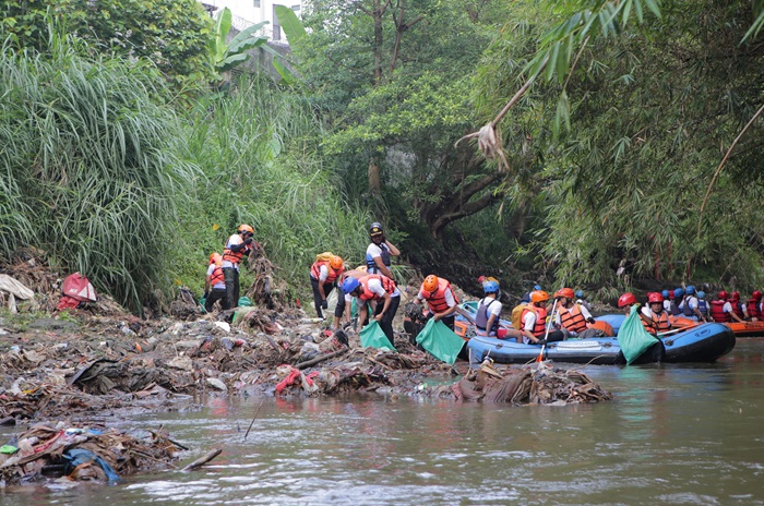 Pertamina International Shipping bersama KLHK dan Yayasan Sahabat Ciliwung (YSC) membersihkan Sungai Ciliwung. (dok PIS) - Image