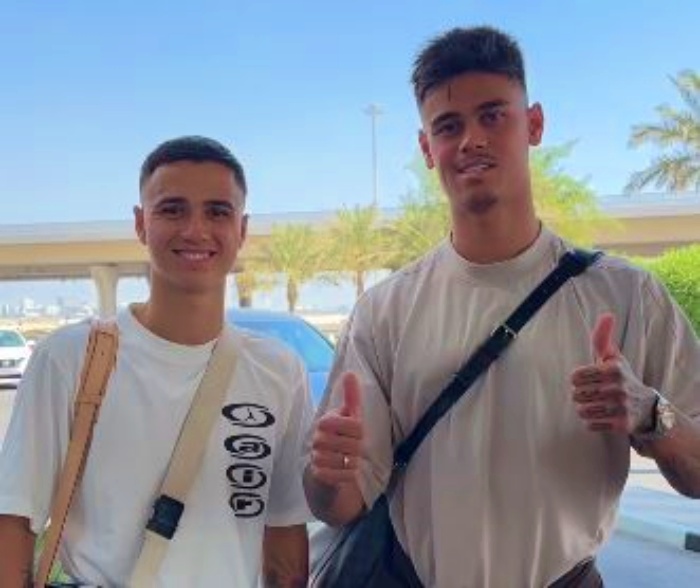 Mees Hilgers (kanan) dan Eliano Reijnders tiba di Bahrain. Mereka siap bergabung dengan Timnas Indonesia saat dijamu Bahrain, Kamis (10/10). (Instagram/@indonesiainmanama) - Image