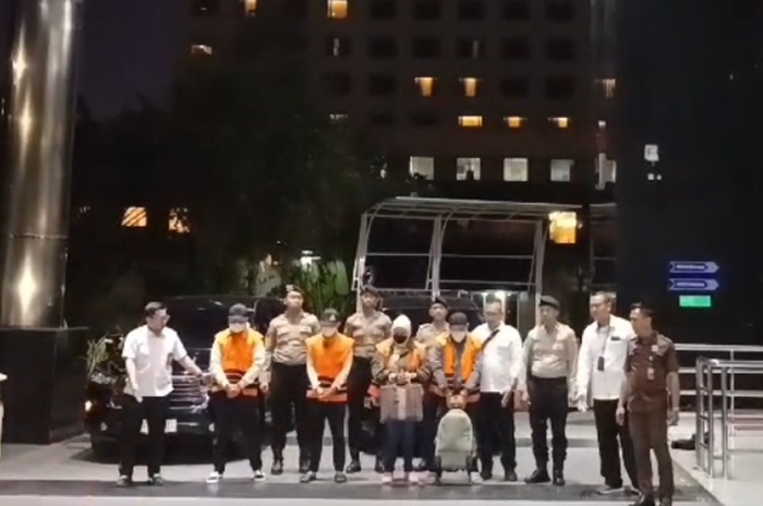 Sebanyak empat orang yang terjaring dalam operasi tangkap tangan (OTT) di Kalimantan Selatan (Kalsel) tiba di Gedung Merah Putih KPK, Jakarta, Senin (7/10) malam. (Muhamad Ridwan/JawaPos.com) - Image