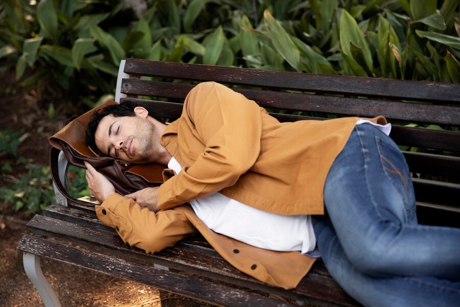 Kepribadian orang yang bisa tidur di mana pun menurut psikologi/freepik - Image