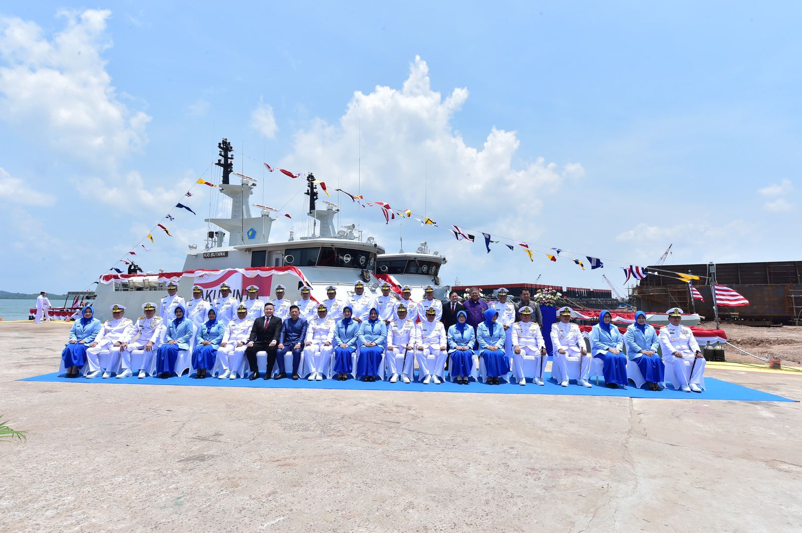 KRI Butana-878 dan KRI Selar-879 saat diluncurkan dan diresmikan oleh KSAL Laksamana TNI Muhammad Ali. (Dispenal) - Image