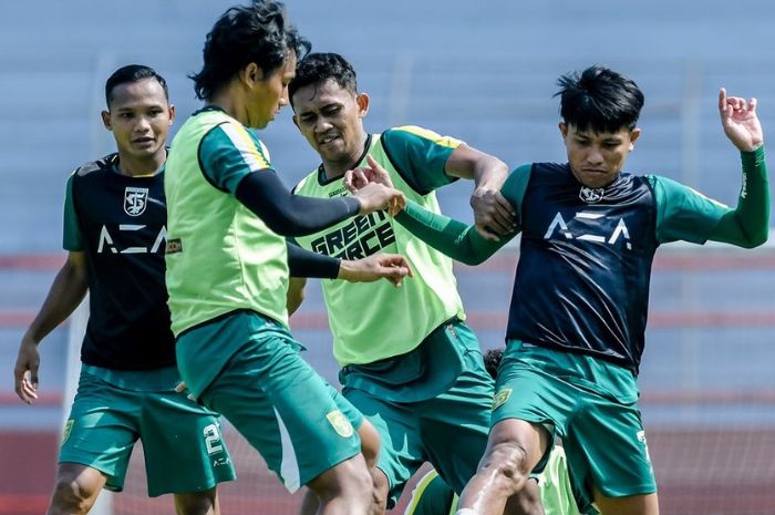 Paul Munster punya agenda uji coba untuk Persebaya Surabaya jelang laga hadapi Persib Bandung pada pekan kedelapan Liga 1 Indonesia 2024/2025. (Instagram/@officialpersebaya) - Image