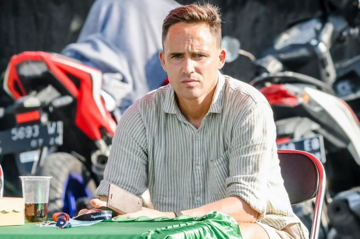 Pelatih kepala Persebaya Surabaya Paul Munster serius mengikuti pertandingan Elite Pro Academy untuk memantau bakat baru. (Instagram/@coach.munster) - Image