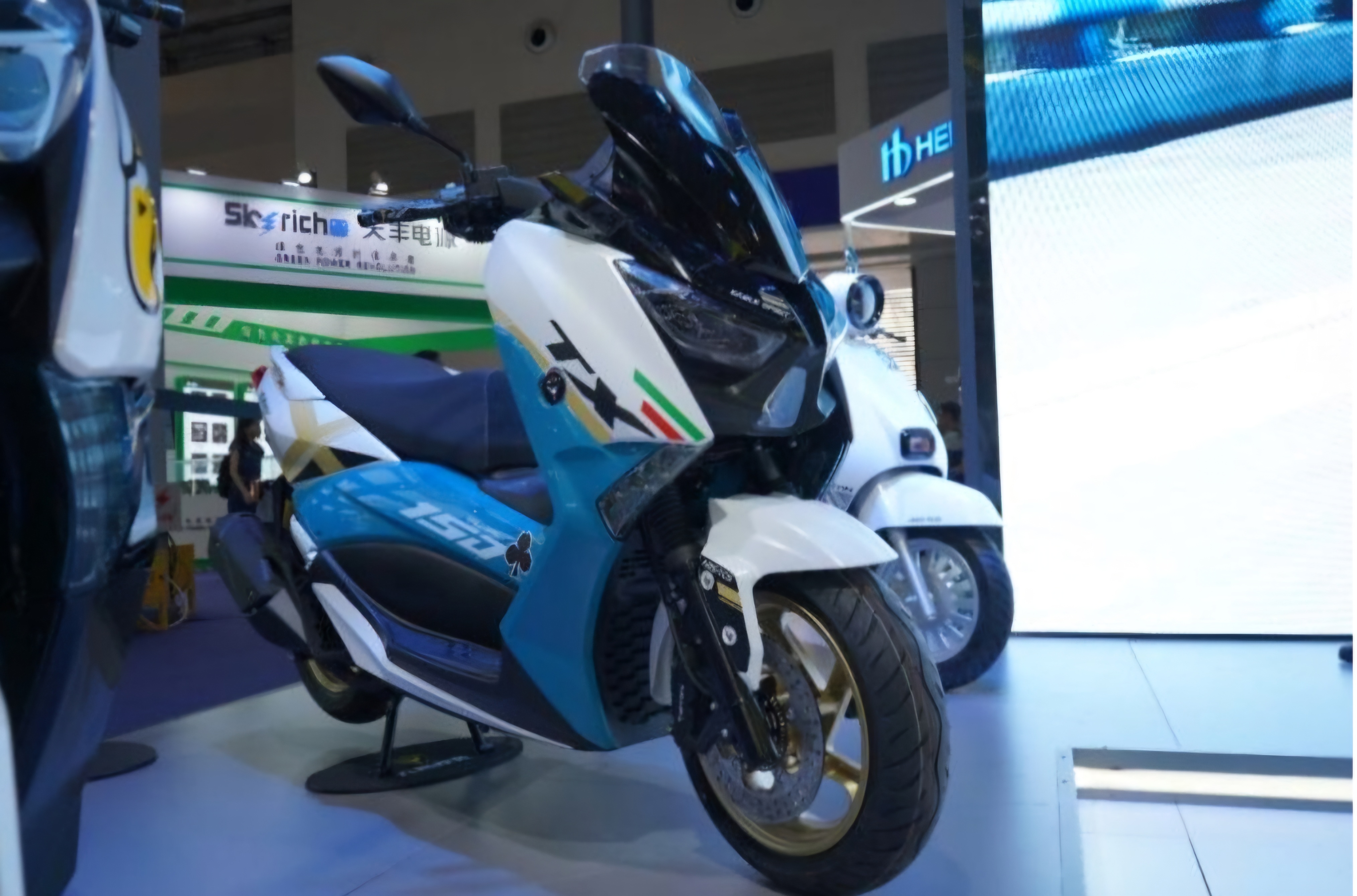 Motor matic Tiongkok mirip Yamaha XMax. (2banh.vn) - Image