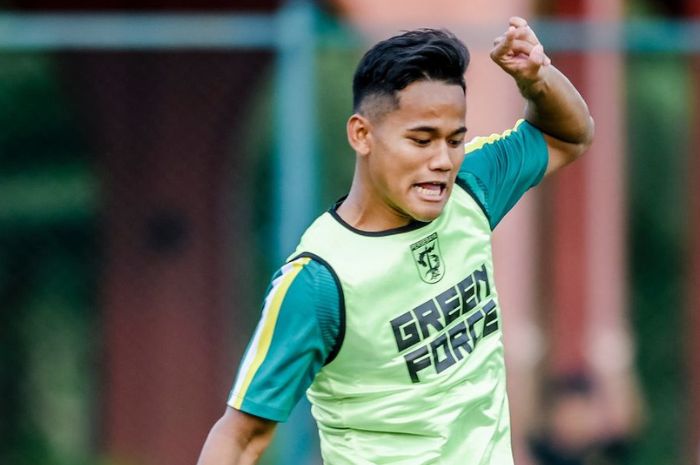 Toni Firmansyah paham harus berkontribusi lebih untuk Persebaya Surabaya yang tengah seret gol di lini tengah. (Instagram/@officialpersebaya) - Image