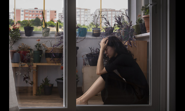 Ilutrasi perempuan yang sedang mengalami putus cinta. (Freepik) - Image