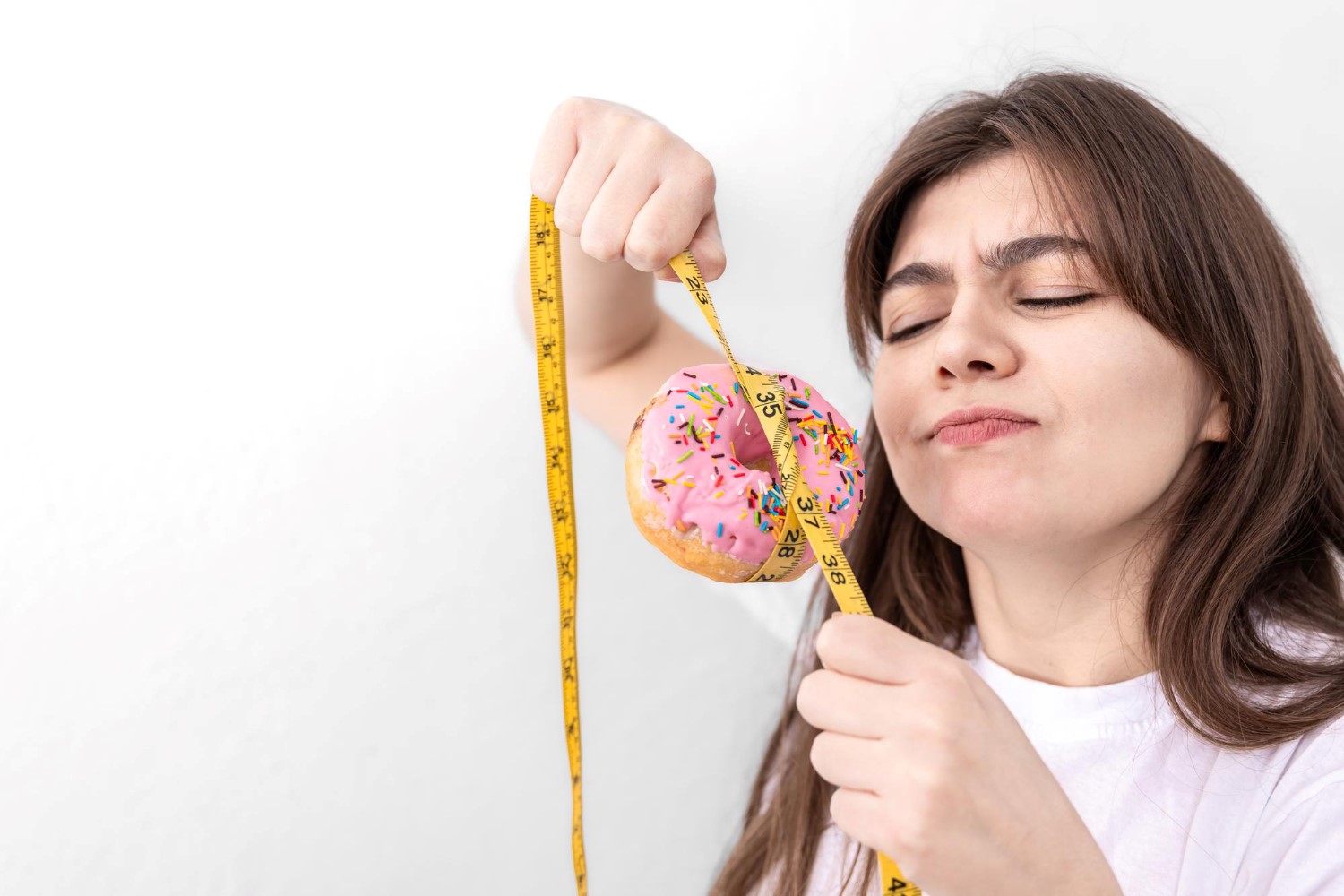 ilustrasi perempuan dengan makanan manis. Sumber foto: Freepik - Image