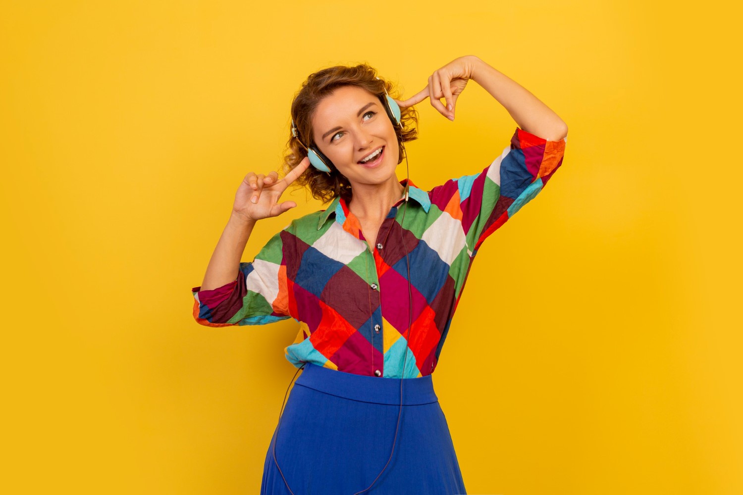 ilustrasi perempuan dengan baju warna-warni. Sumber foto: Freepik - Image