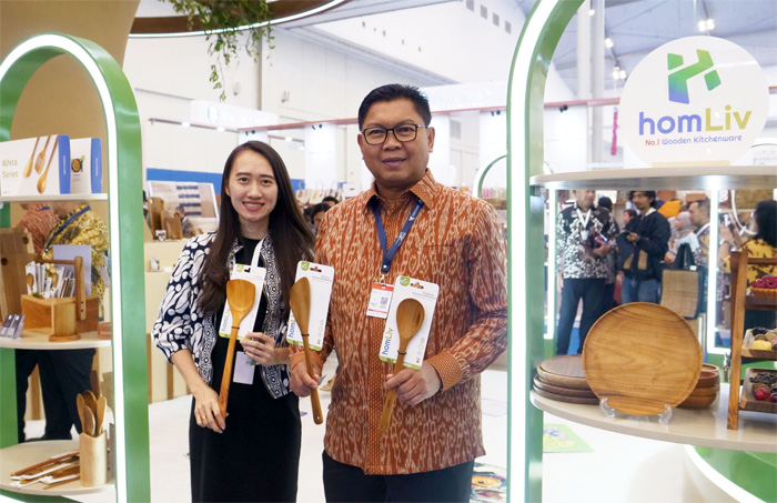 Direktur Utama Bank Mandiri Darmawan Junaidi saat menyambangi UMKM peserta Trade Expo Indonesia (TEI) 2024 di Indonesia Convention Exhibition (ICE) BSD City , Tangerang Selatan. (Istimewa). - Image