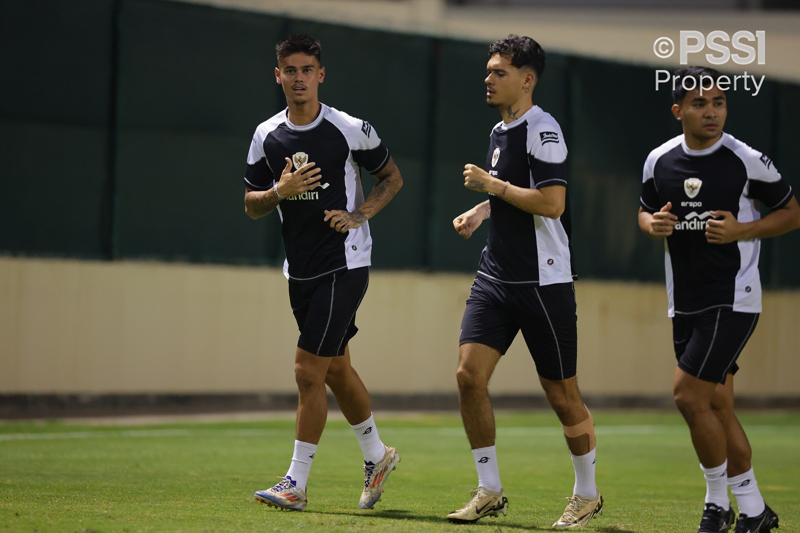 Mees Hilgers (paling kiri) dalam latihan Timnas Indonesia bersama Shayne Pattynama dan Asnawi Mangkualam Bahar. (Dok. PSSI) - Image