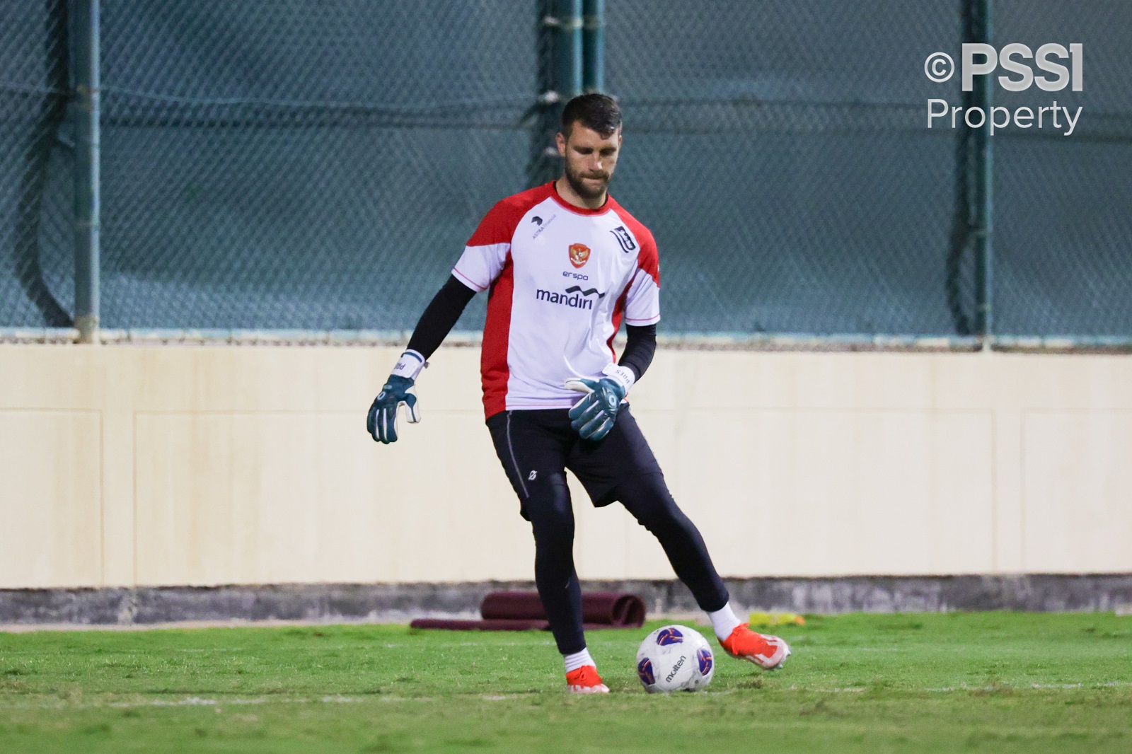Kiper Timnas Indonesia, Maarten Paes saat menjalani latihan di Bahrain. (Dok. PSSI) - Image