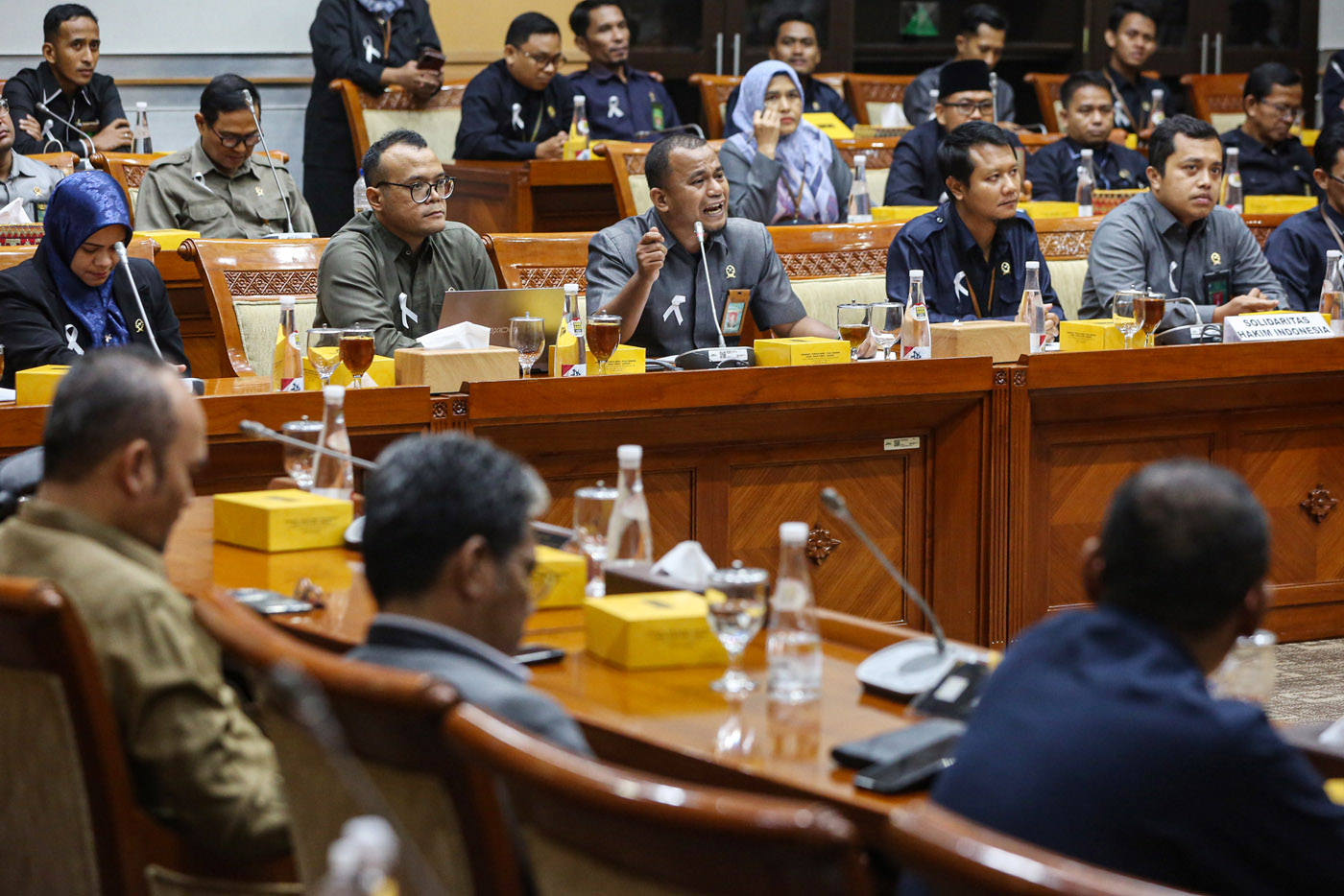 Perwakilan Koordinator Solidaritas Hakim Indonesia Jusran Ipandi (tengah) menyampaikan paparan dalam audiensi dengan Pimpinan DPR di Kompleks Parlemen, Senayan, Jakarta, Selasa (8/10/2024). (Salman Toyibi/Jawa Pos) - Image