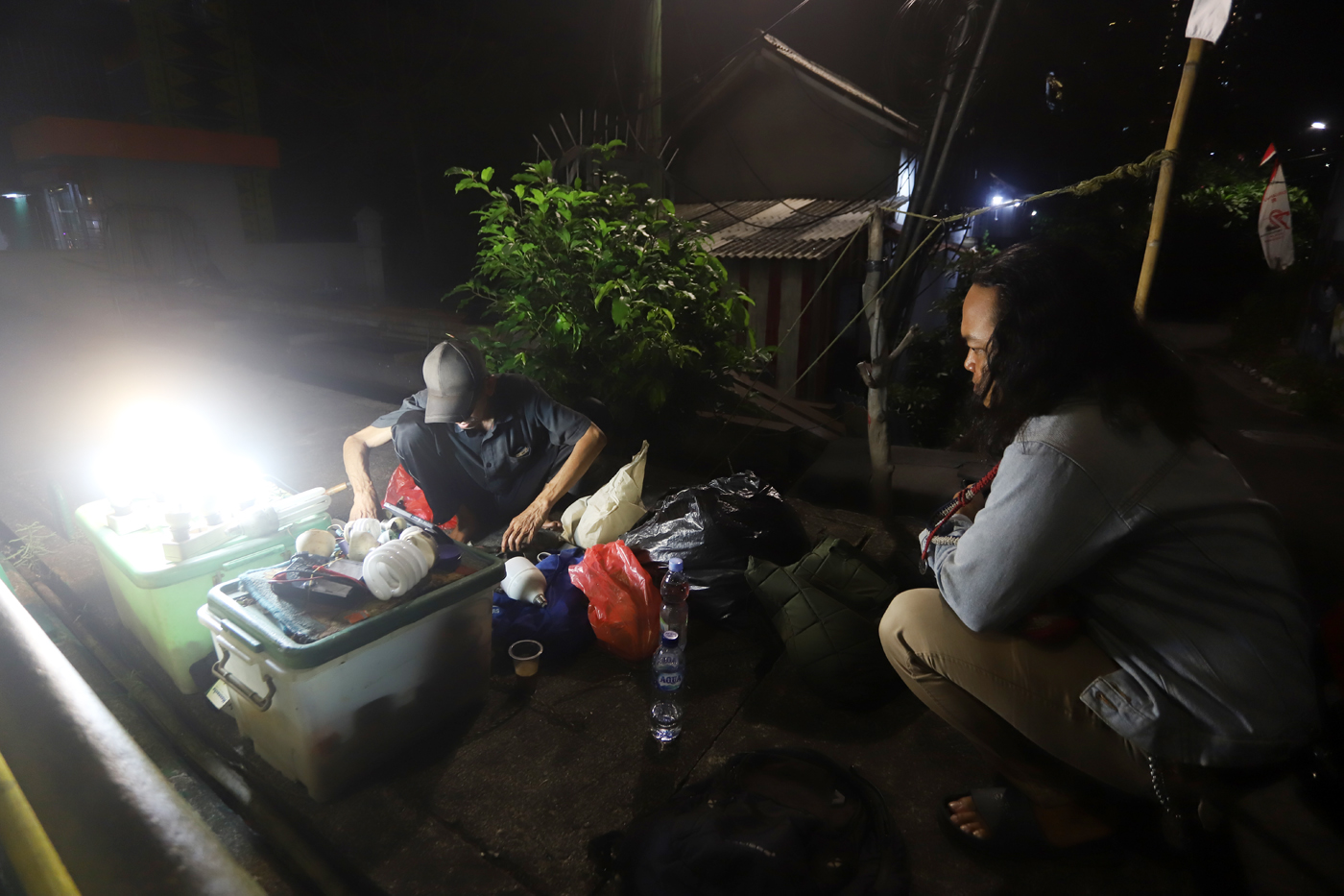 Pak Har (72 Tahun) memperbaiki lampu  bohlam di Lapaknya di Kawasan Kebayoran Lama, Jakarta Selatan,