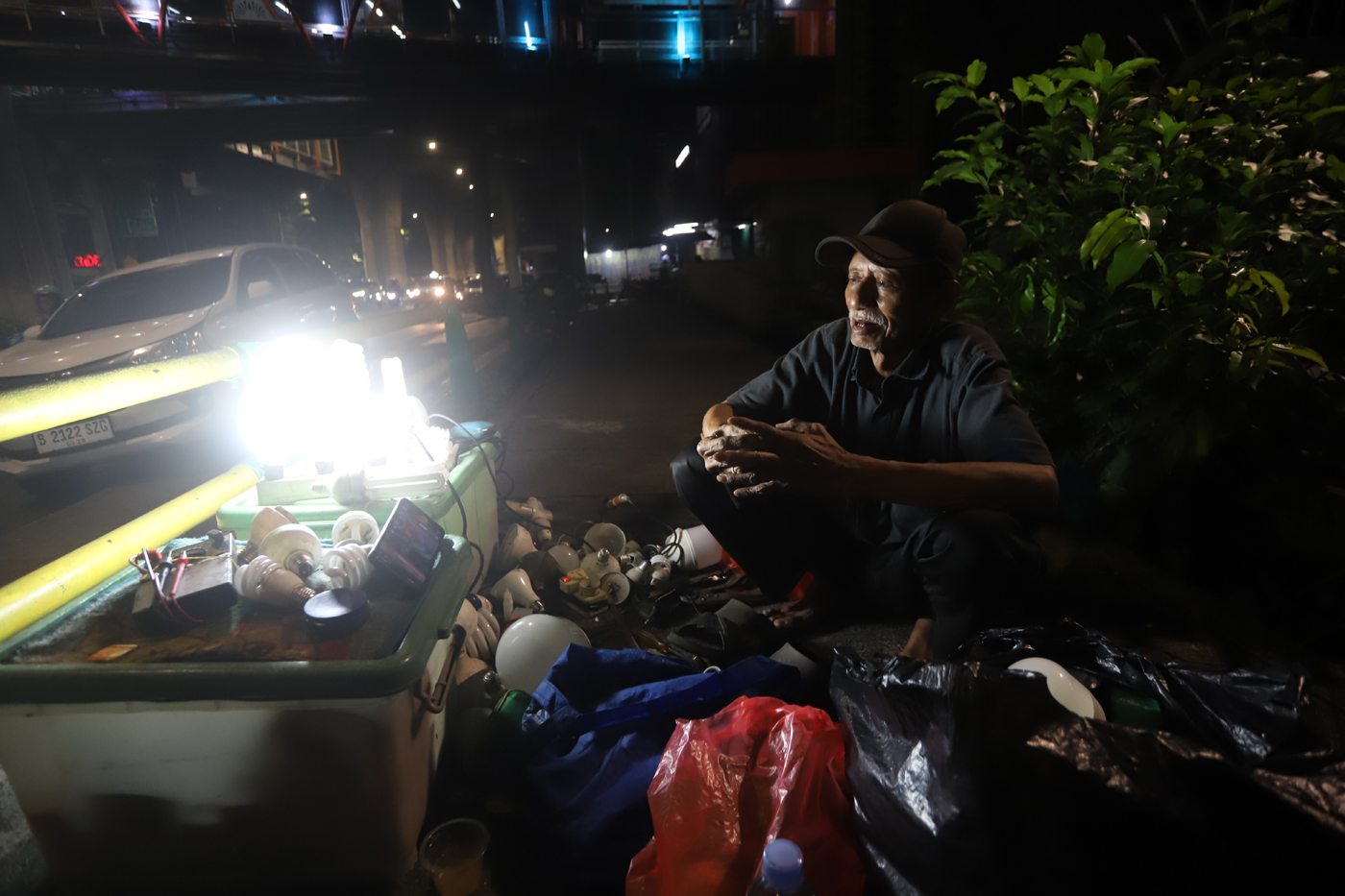 Pak Har (72 Tahun) memperbaiki lampu  bohlam di Lapaknya di Kawasan Kebayoran Lama, Jakarta Selatan,