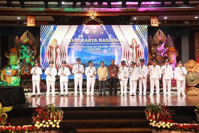 Mendagri Beri penghargaan Upakarya Wanua Nugraha dalam acara Temu Karya dan Penghargaan Lomba Desa/Kelurahan Berprestasi di Denpasar, Bali, Selasa (8/10). (Istimewa) - Image