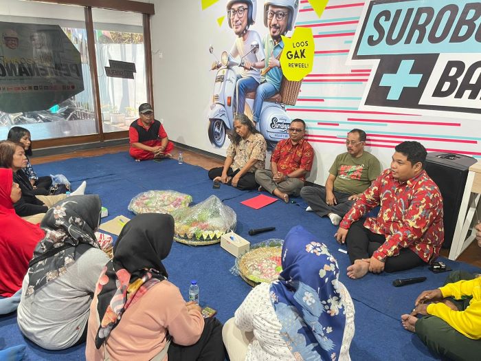 Puluhan pedagang dan perajin kue basah dari Pasar Kembang datangi Posko Pemenangan Eri-Armuji di Jalan Kartini, Rabu (9/10). (Istimewa) - Image