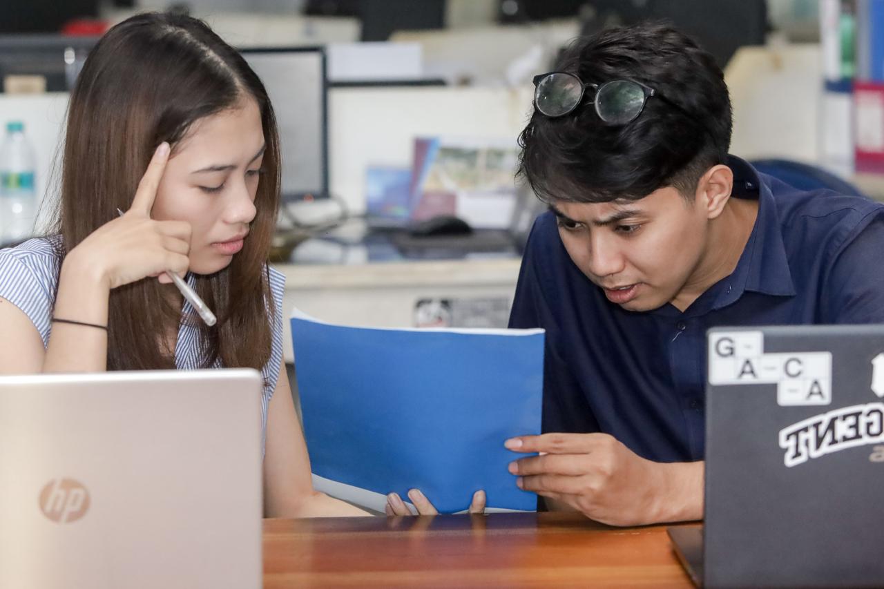 Diperagakan oleh model, Yuni Rosita dan Ahmad Alwan Baihaqi: Kesulitan merespons stres bisa berdampak pada penurunan performa kerja dan produktivitas. (Alfian Rizal/Jawa Pos) - Image