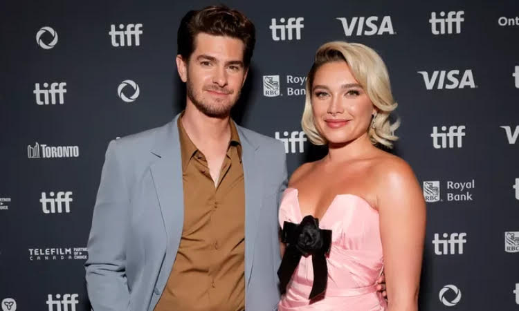 Andrew Garfield dan Florence Pugh saat menghadiri perilisan pertama film We Live in Time dalam Toronto International Film Festival (People) - Image