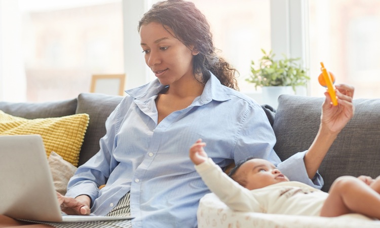 8 Kekuatan Perempuan yang Bisa Menjalankan Karier Sambil Mengasuh Anak, Menurut Psikologi (freepik) - Image