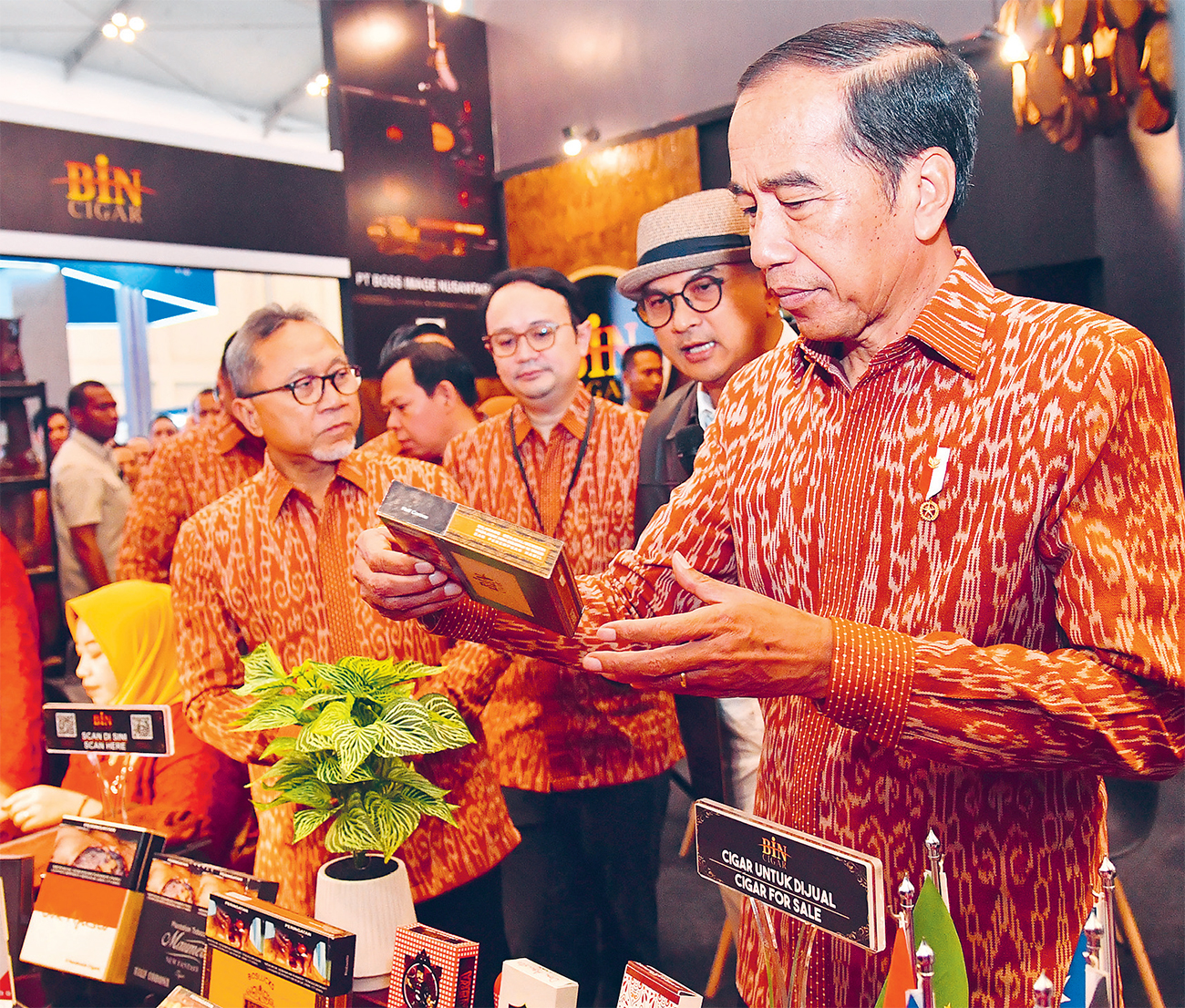 TINJAU STAN: Jokowi didampingi Menteri Perdagangan Zulkifli Hasan setelah membuka Trade Expo Indonesia ke-39 di ICE BSD, Tangerang, Rabu (9/10). (VIDEO SETPRES) - Image