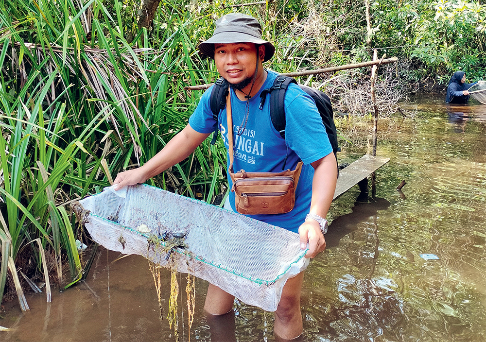 KONSISTEN MENELITI: Veryl dalam salah satu penelitiannya di Kabupaten Bangka Barat, Bangka Belitung. Sedari kecil dia punya ketertarikan terhadap ikan. (Dokumentasi Veryl Hasan) - Image