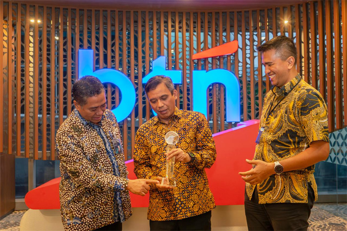Direktur Utama BTN Nixon LP Napitupulu (tengah) dengan plakat penghargaan Annual Report Award (ARA) 2023 ketegori Perusahaan Go Publik Keuangan. (Istimewa). - Image