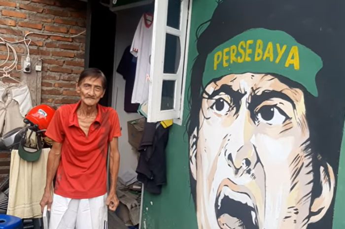 Budi Santoso legenda Persebaya Surabaya dan Timnas Indonesia era 60-an berada di depan rumahnya. (Youtube Pinggir Lapangan) - Image