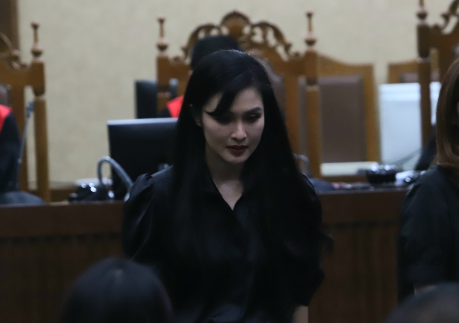 Artis Sandra Dewi bersaksi di sidang suaminya, Harvey Moeis terdakwa dalam kasus korupsi pengelolaan timah. (Dery Ridwansah/ JawaPos.com) - Image
