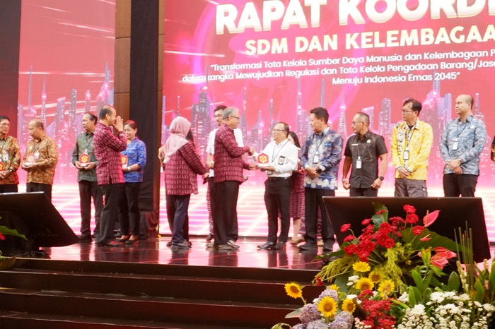 BKKBN mendapat penghargaan dari LKPP berkat tingginya pengadaan barang dan jasa dalam negeri. (dok. BKKBN) - Image