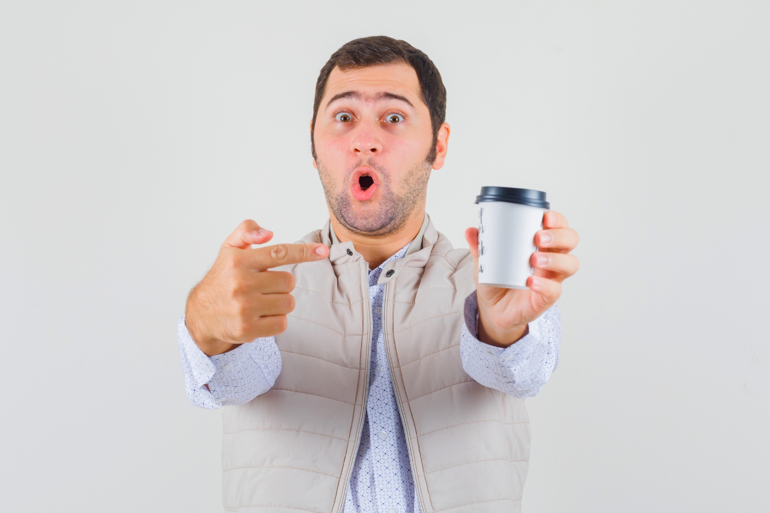 Ilustrasi pria memegang segelas minuman (Freepik) - Image
