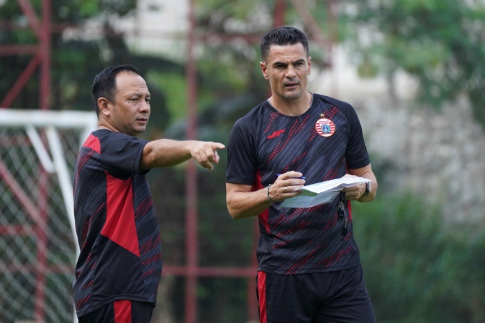 Pelatih Persija Jakarta, Carlos Pena (kanan), bersama asistennya Ricky Nelson. (Dok media Persija) - Image