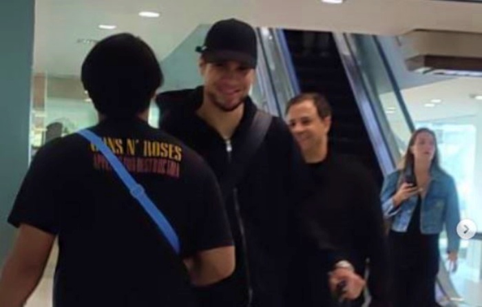 Kevin Diks (tengah) berada di Jakarta. Apakah ini pertanda dirinya siap bergabung dengan Timnas Indonesia. (Instagram/@ilan.alkatiri) - Image