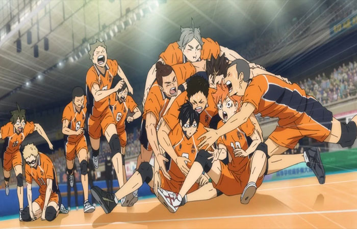 Tim voli SMA Karasuno merayakan kemenangannya dalam sebuah pertandingan di anime Haikyuu!! (Game Rant) - Image