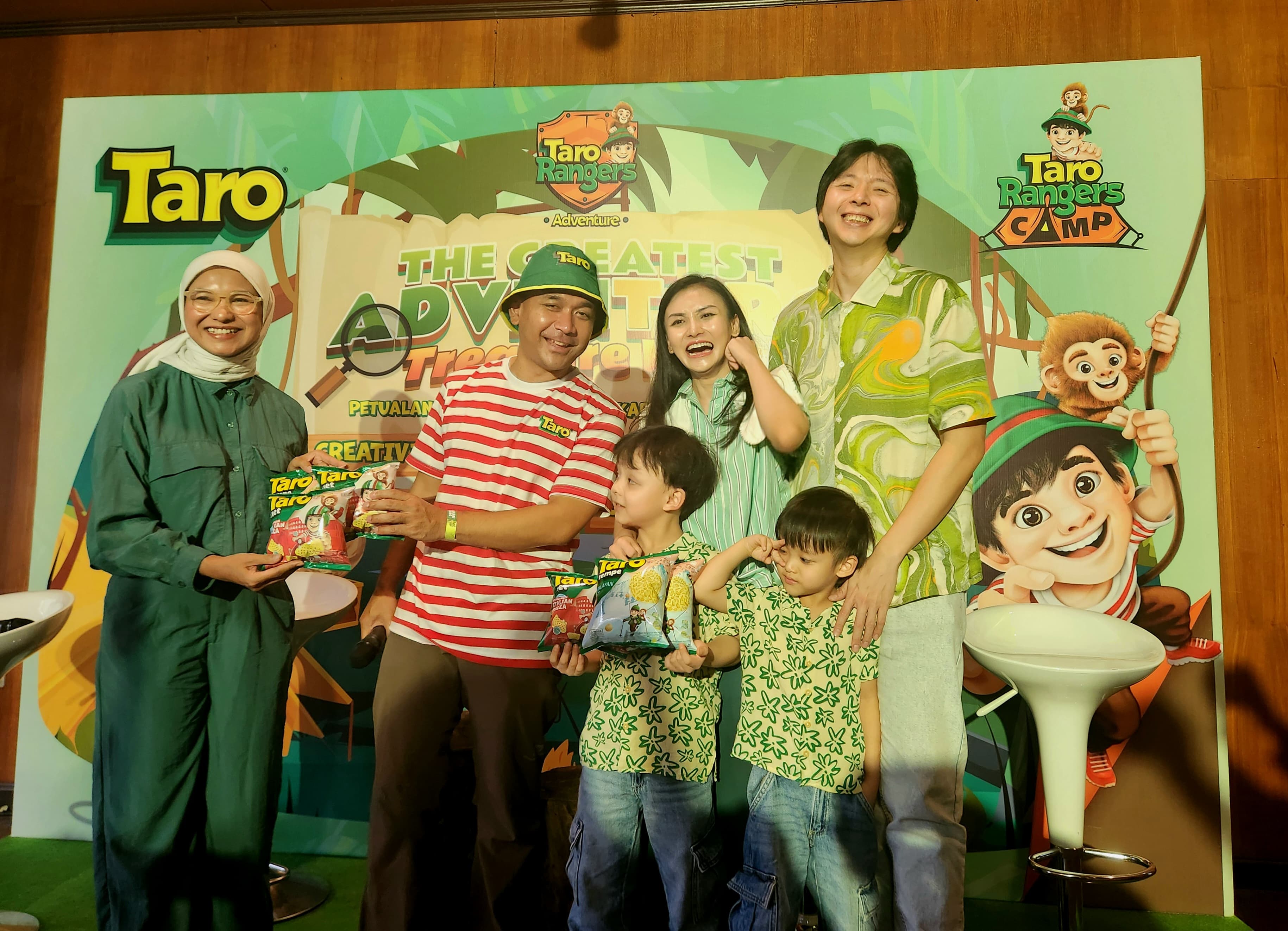 Public figure yang juga seorang influencer, Nadia Prederica, bersama suami dan kedua putranya dalam konferensi pers Taro Rangers Camp. (IST) - Image