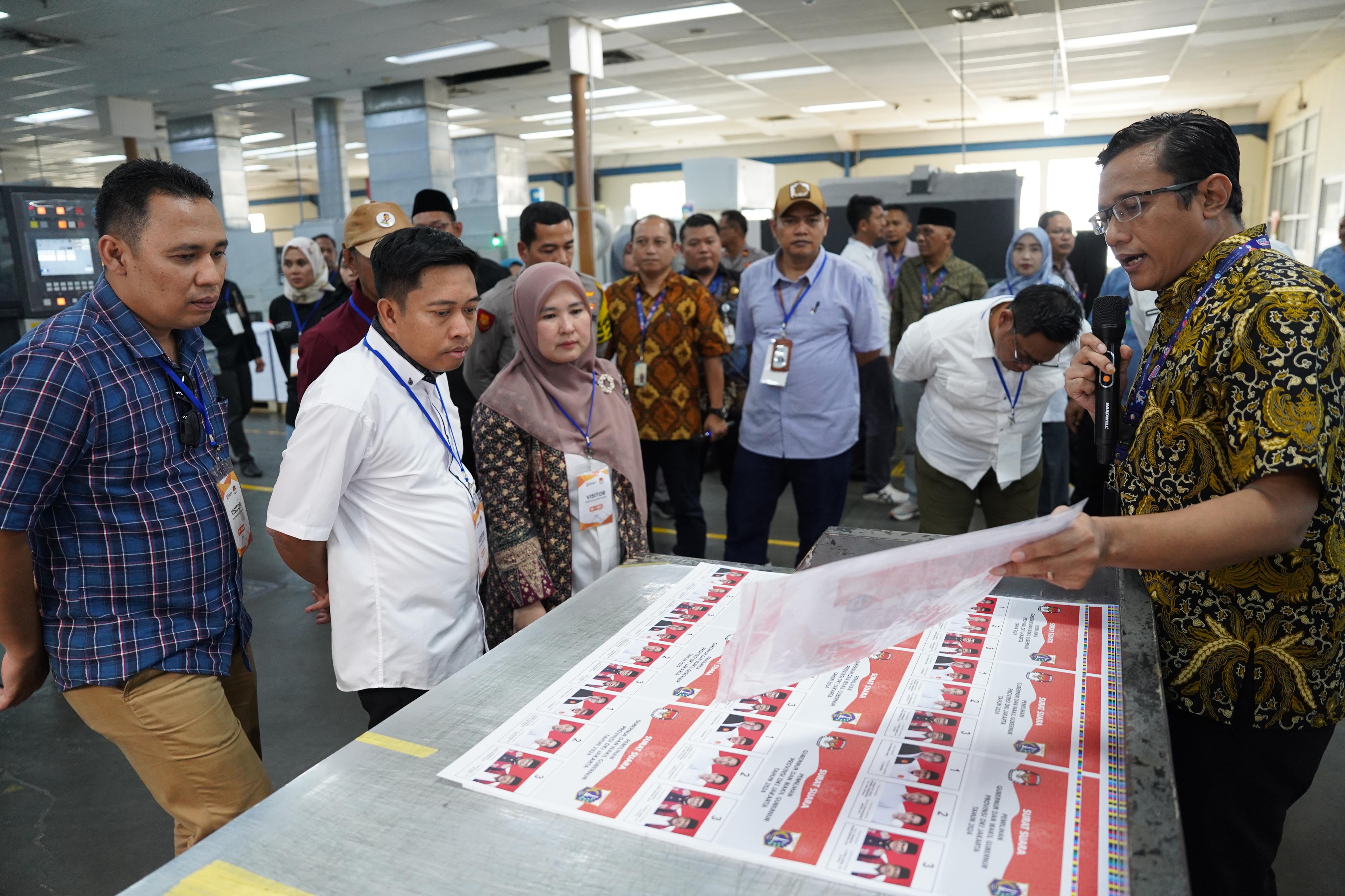 Jajaran komisioner KPU DKI memantau langsung proses produksi surat suara, Kamis (10/10/2024). (Nelvia Gustina untuk JawaPos.com) - Image