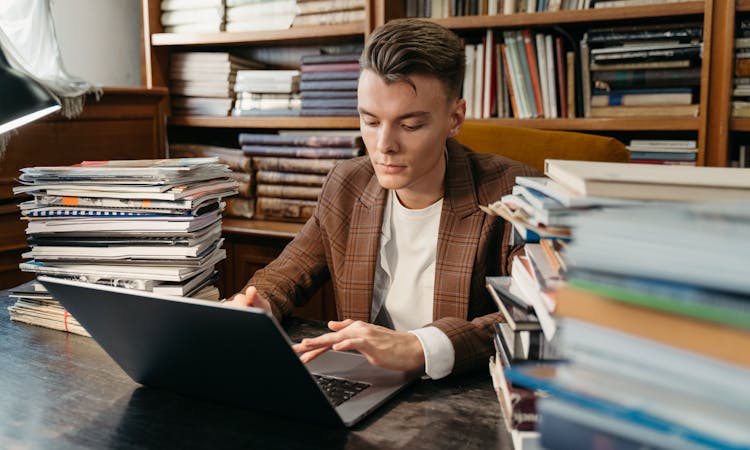 Ilustrasi pria dengan kecerdasan emosional tapi rendah diri. (Pexels/Tima Miroshnichenko) - Image