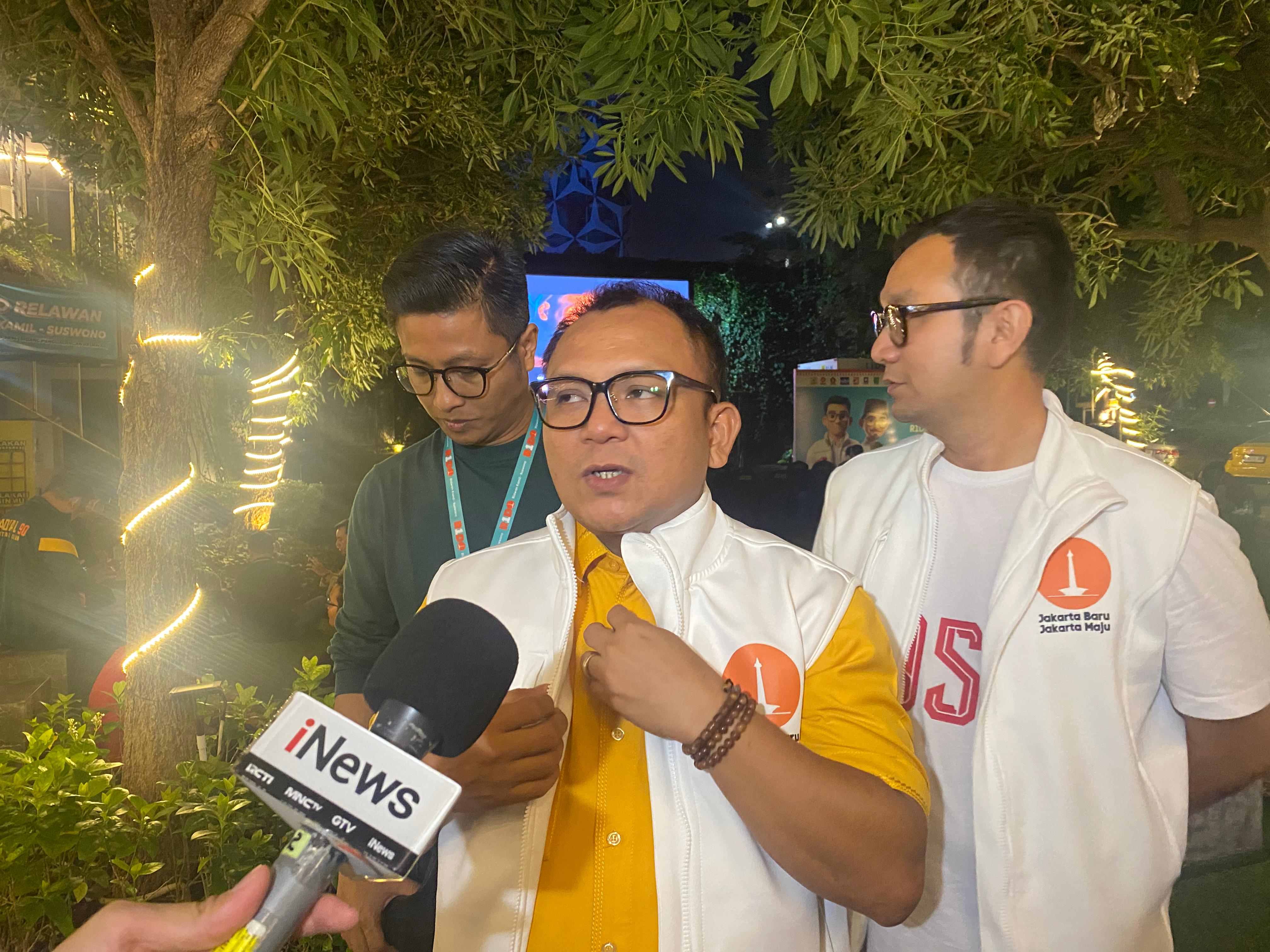 Sekretaris Tim Pemenangan RIDO, Basri Baco, saat nonton bareng Timnas Indonesia vs Bahrain di DPD Golkar DKI Jakarta, Kamis (10/10). (Royyan/JawaPos.com) - Image
