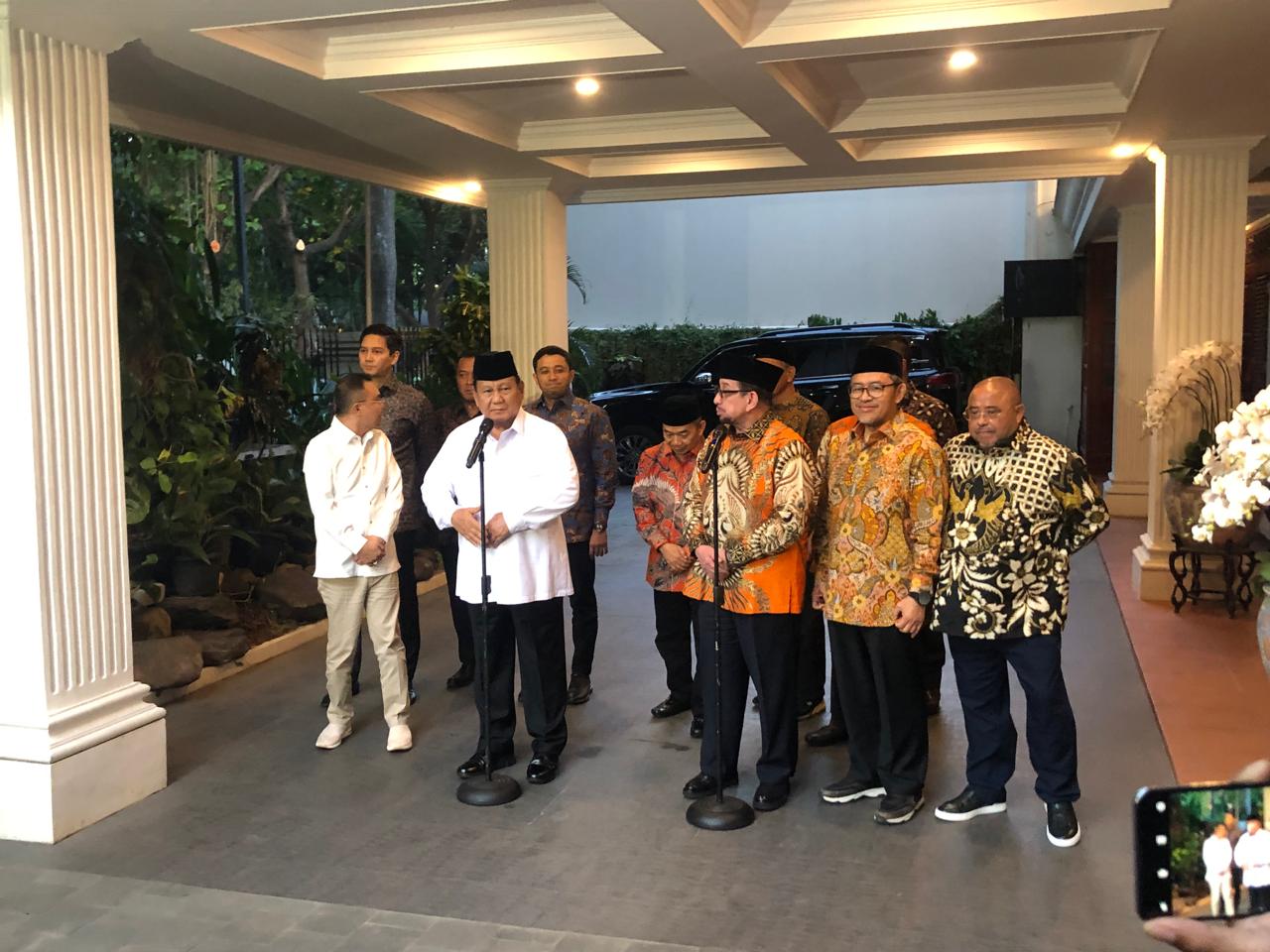 Presiden terpilih Prabowo Subianto meneima kunjungan elite DPP PKS di kediamannya, Jalan Kertanegara, Jakarta Selatan, Jumat (11/10). (Istimewa) - Image
