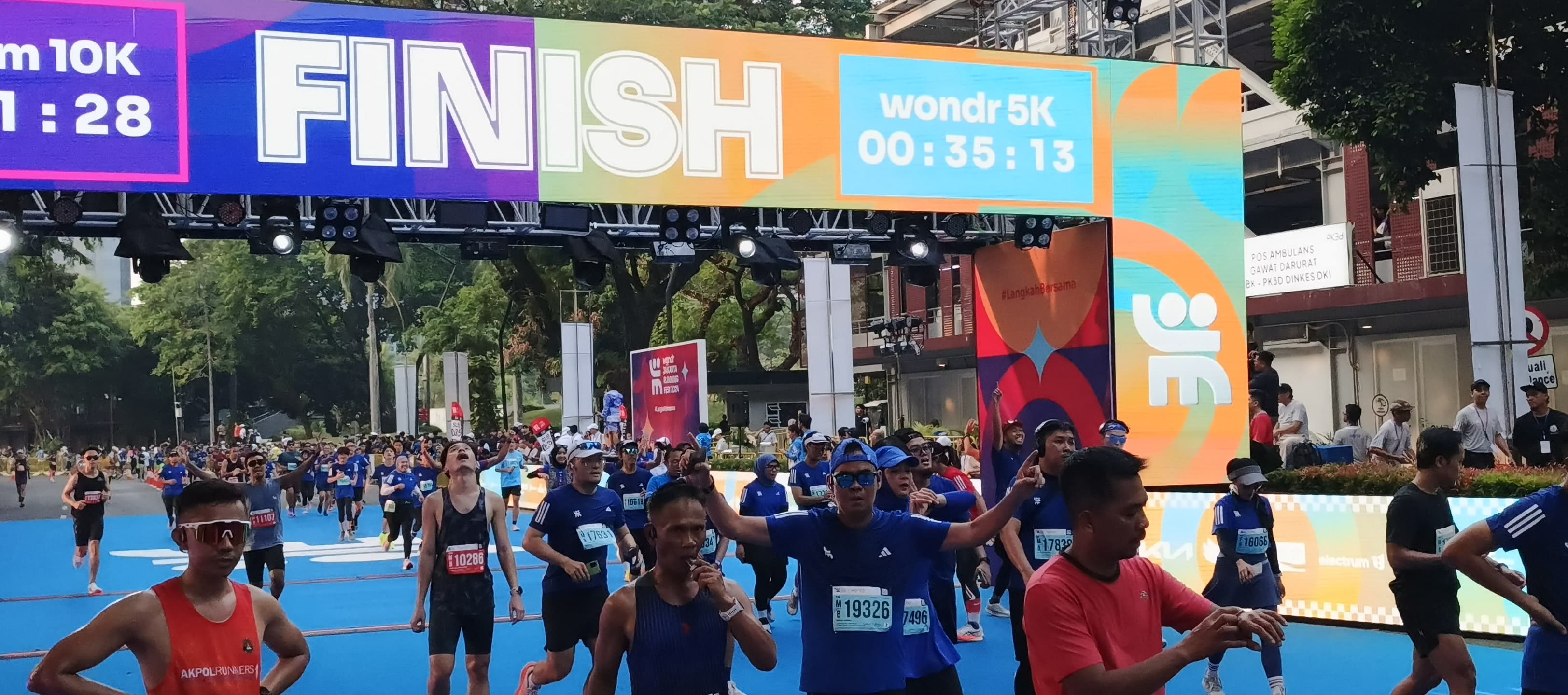 Ribuan pelari lomba wondr 5K dan Electrum 10K mengikuti race day hari pertama Jakarta Running Festival 2024. (Dimas Ramadhan/JawaPos.com) - Image
