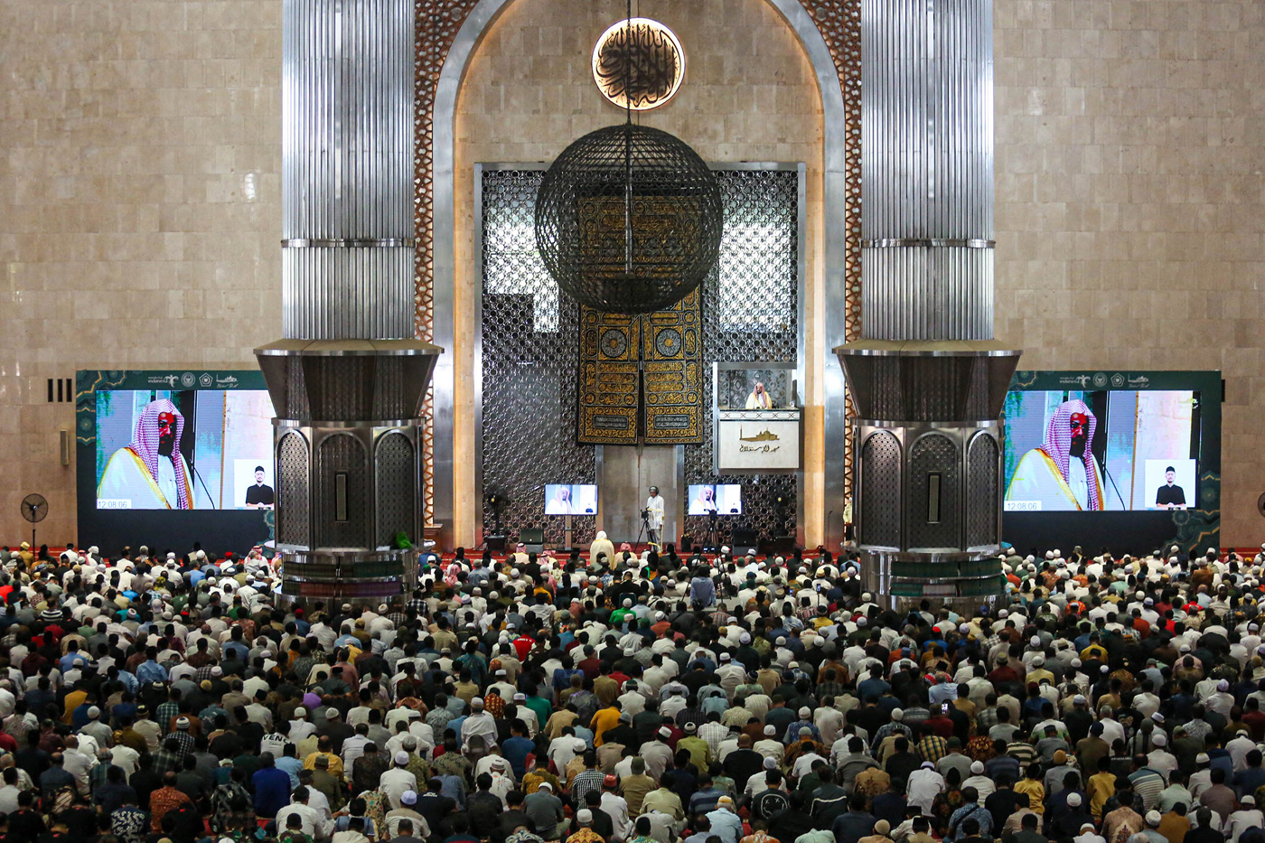Imam Besar Masjid Nabawi Syekh Ahmad bin Ali Al-Hudhaify memberiakan Khotbah saat Shalat Jumat di Masjid Istiqlal, Jakarta, Jumat (11/10/2024). (Miftahul Hayat/Jawa Pos) - Image