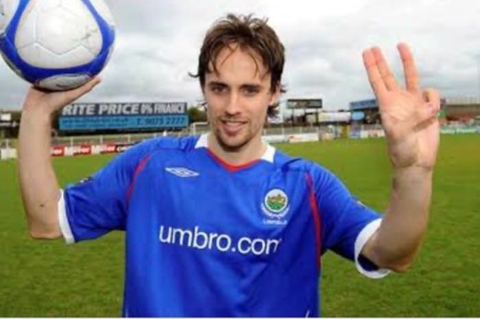 Pelatih kepala Persebaya Surabaya Paul Munster saat masih bermain di Linfield FC sebagai striker. (Instagram/@coach.munster) - Image