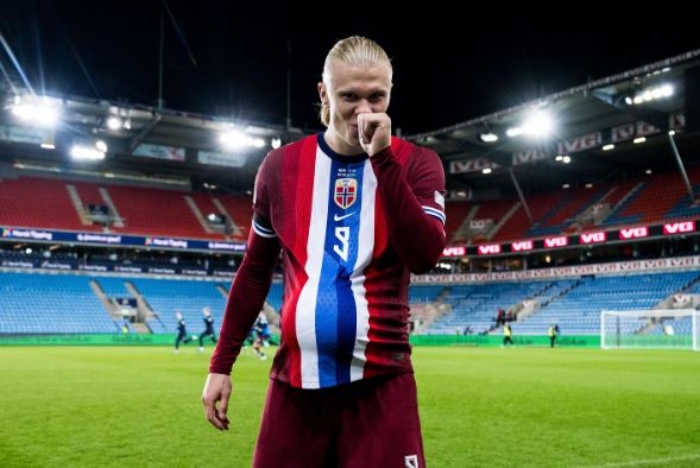 Pose Erling Haaland mengisap jempol dan memasukkan bola ke jersey-nya. Haaland diduga sebentar lagi akan memiliki anak. (Instagram/@erling) - Image