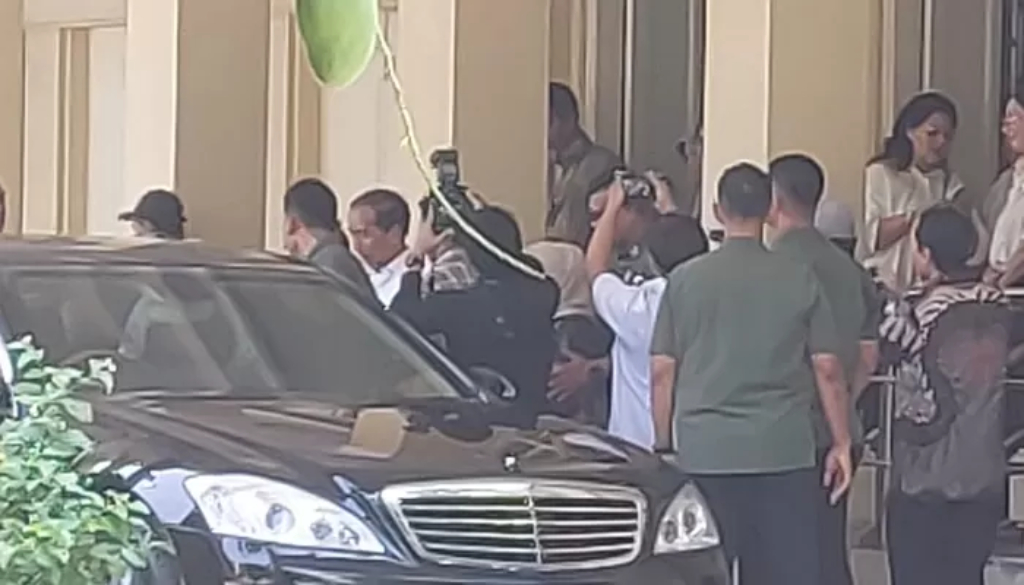 Presiden Jokowi usai kunjungan ke SMPN 1 Solo, tempatnya dulu bersekolah, Sabtu (12/10). (ANTONIUS C/RADAR SOLO) - Image