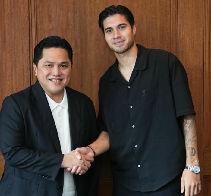 Kevin Diks (kanan) bersalaman dengan Ketua Umum PSSI Erick Thohir. Diks siap memperkuat Timnas Indonesia. (Instagram/@erickthohir) - Image
