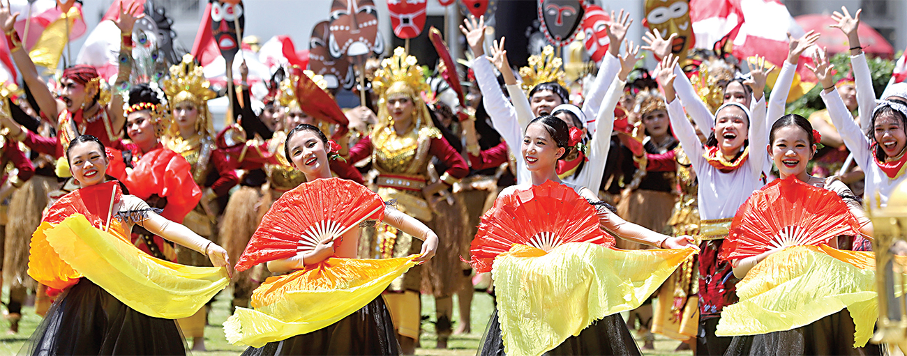 RANCAK: Tarian kolosal Metamorphosis is East Java ditampilkan pada peringatan Hari Jadi Ke-79 Jawa Timur di Gedung Negara Grahadi, Surabaya, kemarin (12/10). (AHMAD KHUSAINI/JAWA POS) - Image