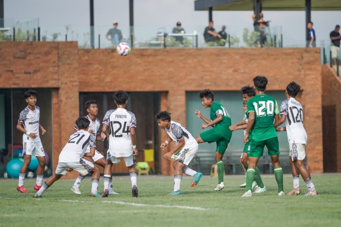 Azhar Muzakki melakukan sundulan yang berbuah gol pertama bagi Persebaya U-16. (Persebaya.id) - Image