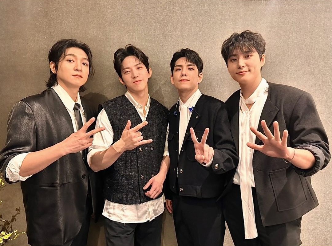 Potret DAY6 selepas manggung di DAY6 3RD WORLD TOUR di Kuala Lumpur. (Instagram @day6kilogram) - Image